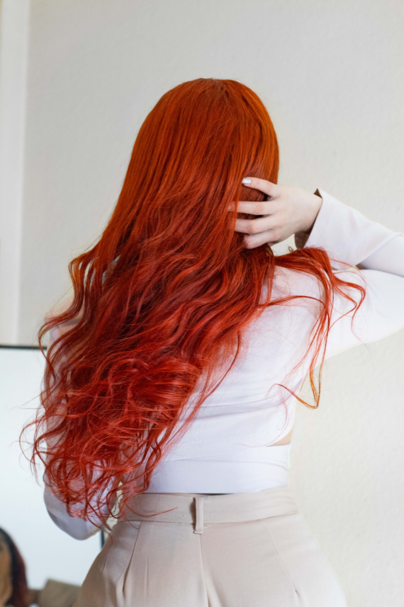 mujer con peluca roja de Betty Beauty Studio